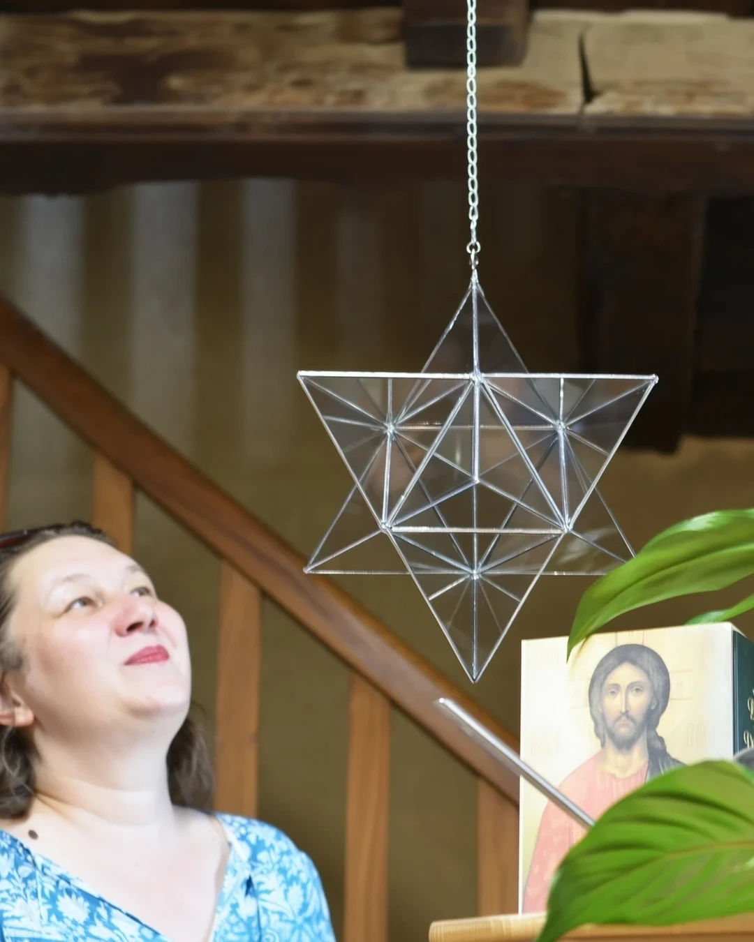 Anita sous sa Merkabah suspendue