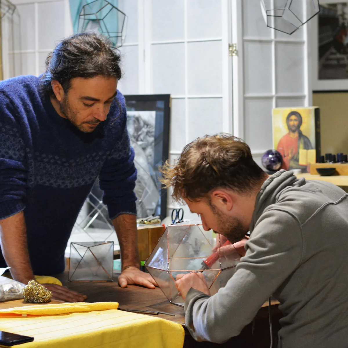 Boris et un stagiaire soudant un icosaèdre à l'atelier